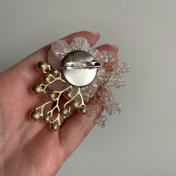 Betsey Johnson Elegant White Floral Pearl Brooch - Picture 6 of 8